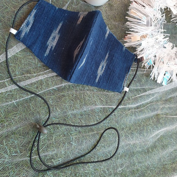 แมสผ้าครามสายยาว (คล้องคอ) ผ้าย้อมครามใจดี จำนวน 1 ชิ้น