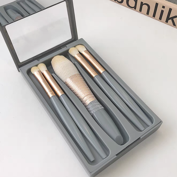 Chiranatda แปรงแต่งหน้า พร้อม กระจก 5 ชิ้่น / กล่อง สีฟ้า